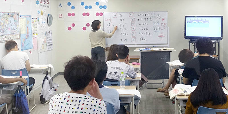 部分日本語學校的教室內備有螢幕，視課程需要輔助與課程內容相關的圖片，幫助學生理解。 