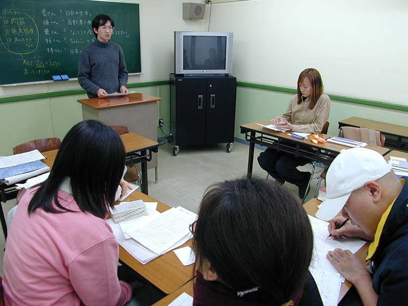 日語教材 除了正教材，老師們還會不定時補充講義、圖片、照片等輔助教學。