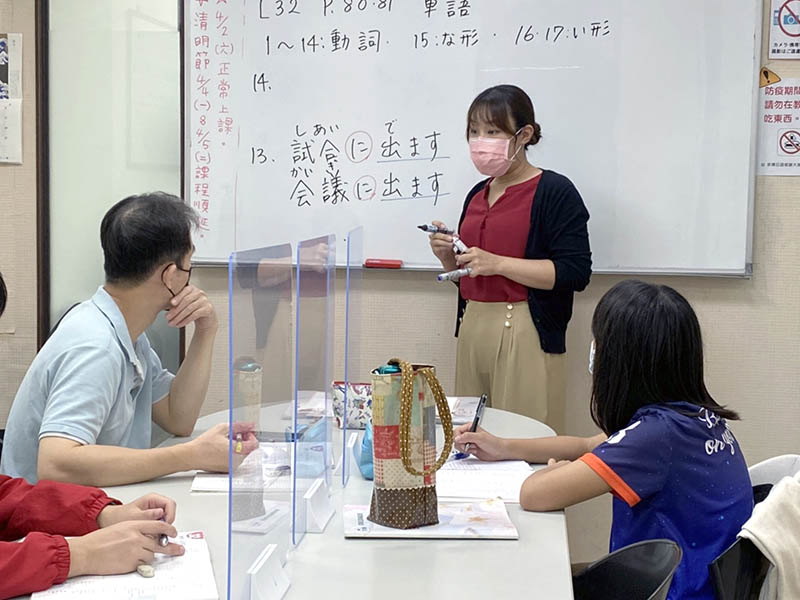 日語教材 京橋日語皆由日籍教師授課，直接以日文進行教學，讓學生能夠學習最為自然、正確的發音，享受如同在日本的學習環境。