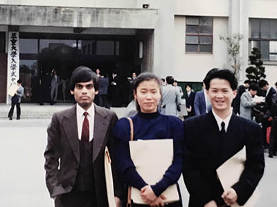 三重大學入學式，與韓國及孟加拉同學合影，是該學年建築系僅有的三位留學生。（照片提供／林志昇）