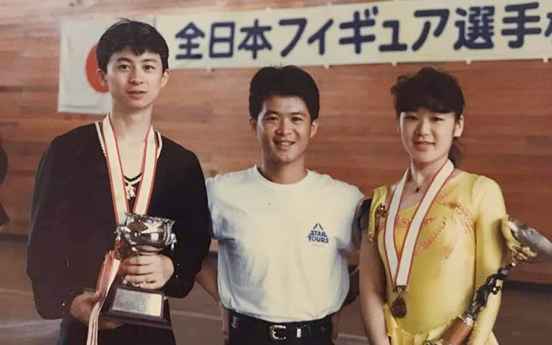 與曾經指導過的日本花式溜冰冠軍選手大角盛宏及亞軍佐佐木合影。（照片提供／林志昇）