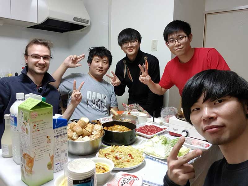 到日本語學校的朋友家中，每個人做一兩道自己家鄉的菜。（照片提供／周泓薰）