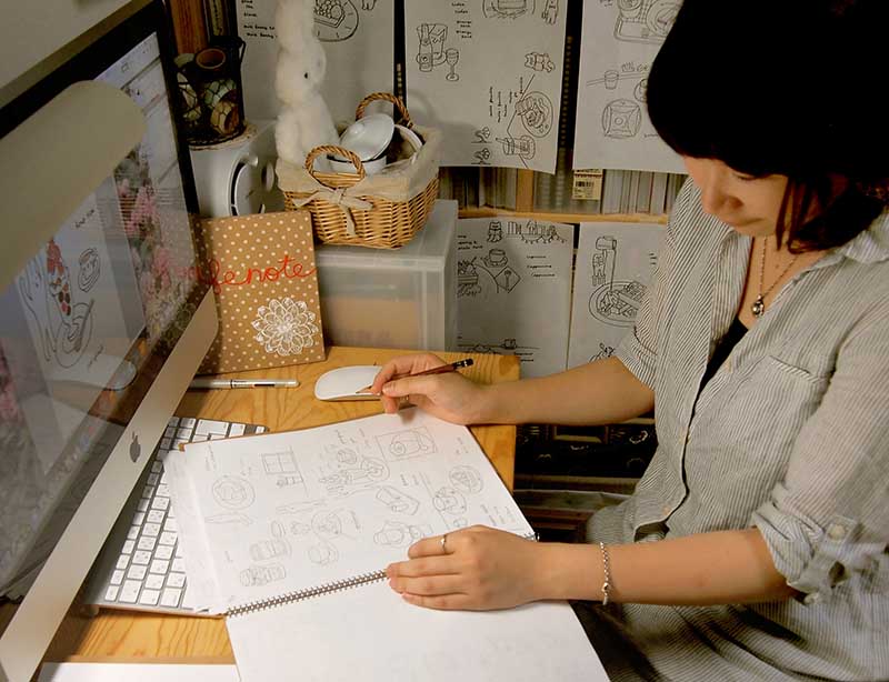 朱若慈-房間書桌是朱若慈在日本主要的創作地方，當時正在準備嘖嘖募資（東京個展）