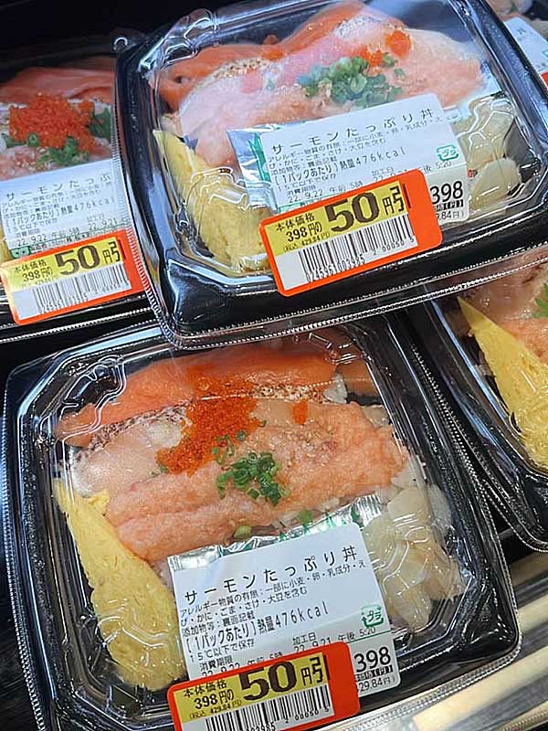 橫濱國際教育學院-施玟伶-超市的生魚片丼飯，便宜好吃還能輕鬆補充魚類的營養素