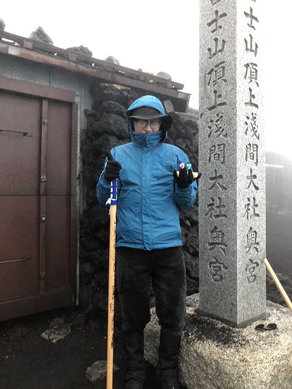 頂著大風大雨，終於成功登上富士山山頂。（照片提供／陳信宏）