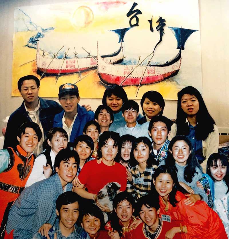 台日友好國際交流──1995年早稻田祭台灣攤位與協助台灣的日本學生們。（照片提供／鄭世維）